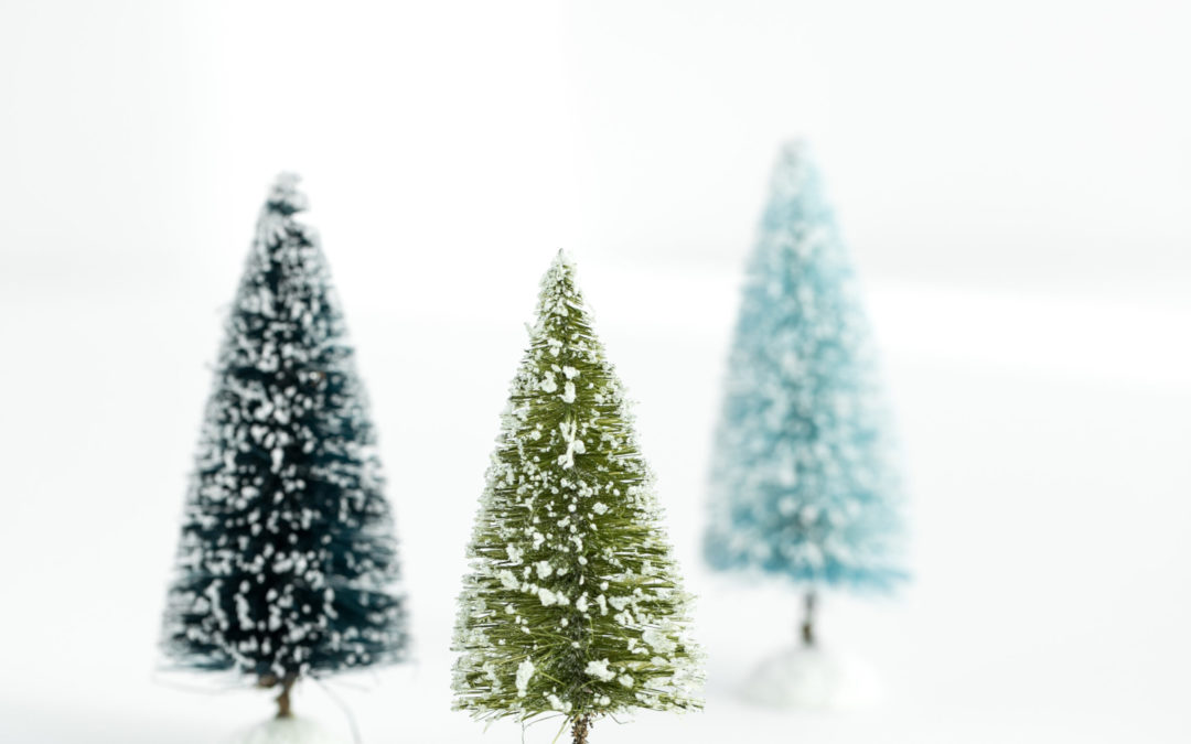 3 Christmas tree-shaped decorations
